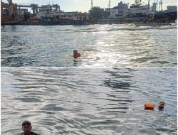 Warga Abaikan Imbauan, Aktivitas Berenang di Alur Pelayaran Pelabuhan Makassar Masih Terjadi